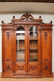 High quality 4 doors walnut Henri II bookcase 19th century