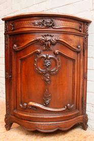 Walnut Louis XV bombe corner cabinet 19th century.