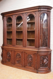 Exceptional monumental bombe hunt bookcase in oak