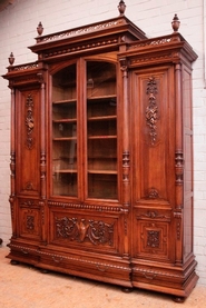 Exceptional monumental quality renaissance bookcase in walnut