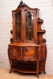 Excetional Louis XV Display cabinet in walnut