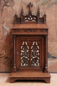 Gothic prayer bench in  oak