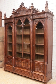 Gothic style Bookcase with 3 doors in walnut 