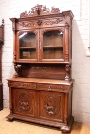 Hunt style cabinet in oak.