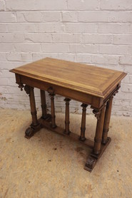 Little renaissance desk table in walnut