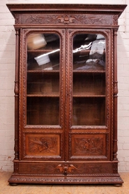 Quality 2 door hunt style bookcase in oak