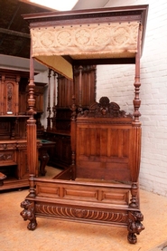 Quality renaissance style canopy bed in walnut 19th century