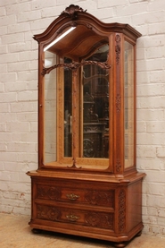 Regency style display cabinet in walnut with beveled glass