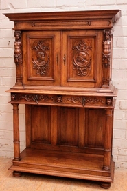 Renaissance figural Cabinet in walnut