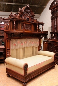 Renaissance style day bed in walnut from chateau De Pagney                                                                                                                  ne