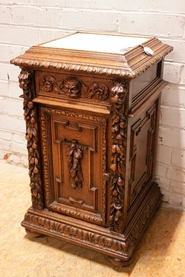 Special renaissance end table in oak with silver watch