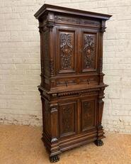 Top quality renaissance cabinet in walnut