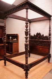 Top quality Renaissance style canopy bed in walnut