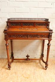 Walnut lady's desk 19 th century