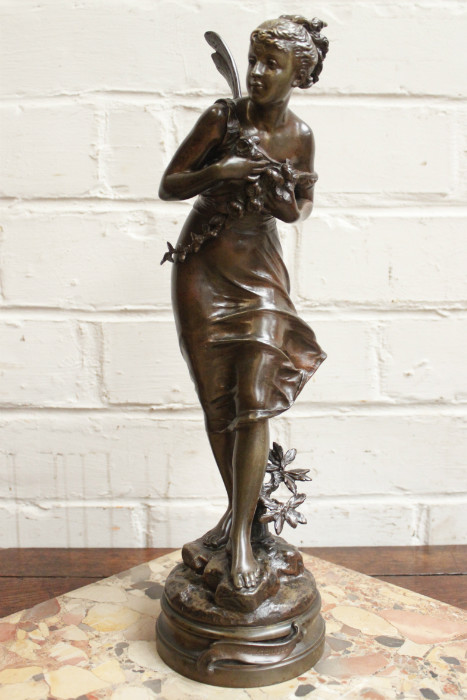 Bronze statue 