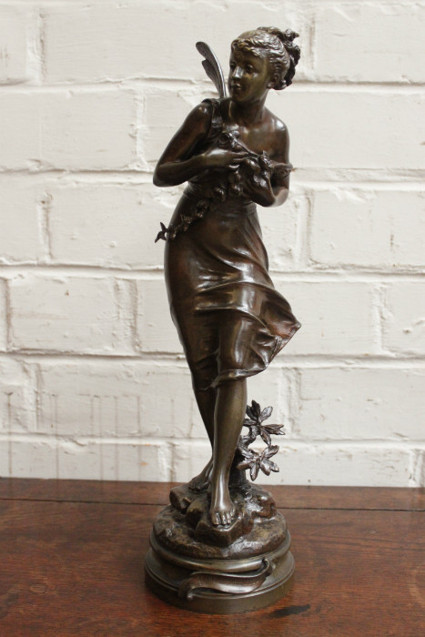 Bronze statue 