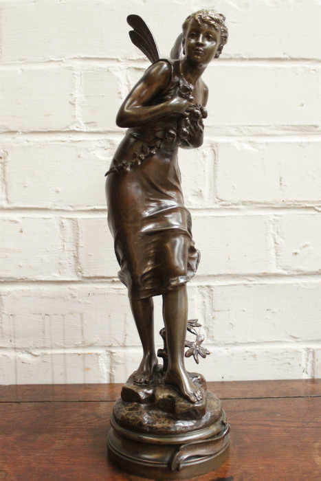 Bronze statue 