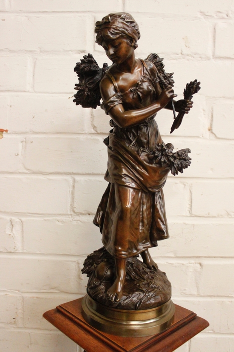 Bronze statue signed by Hipolyte Moreau