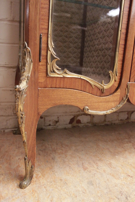 Display cabinet with bronze