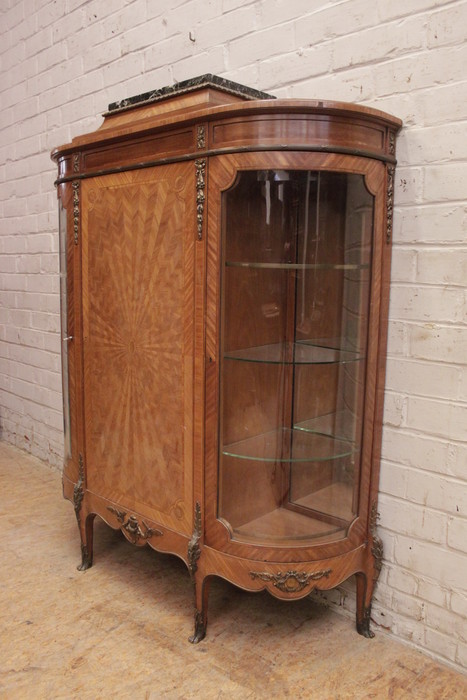 Display cabinet with bronze