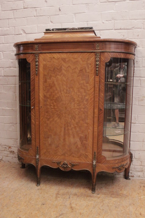 Display cabinet with bronze