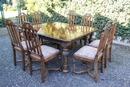 style Table and chairs in Walnut, English 19th century