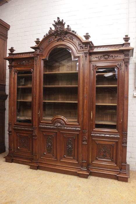 Exceptional monumental regency bookcase in walnut