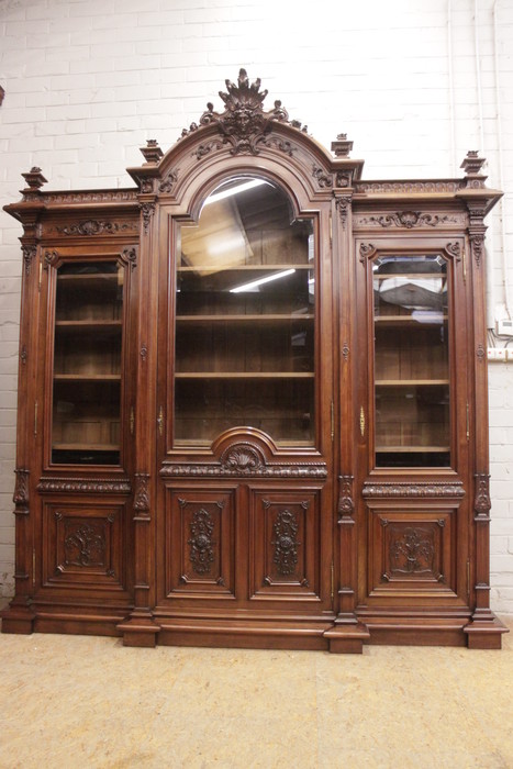 Exceptional monumental regency bookcase in walnut