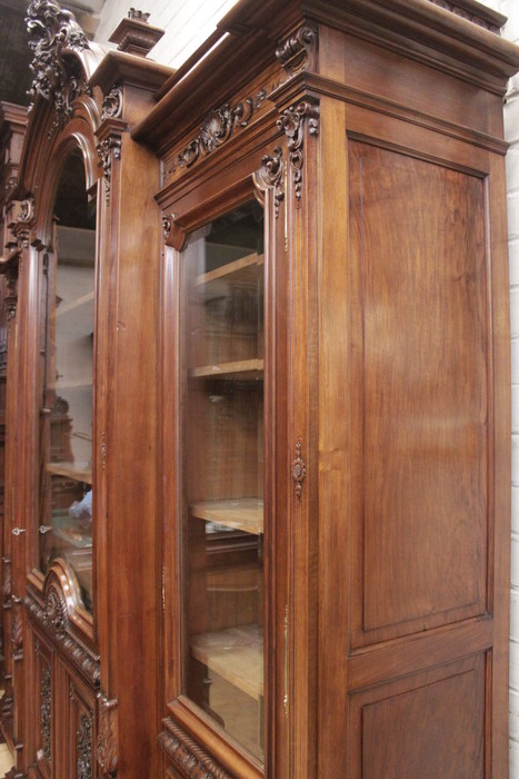 Exceptional monumental regency bookcase in walnut