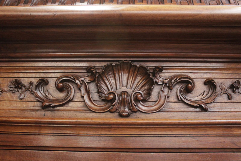 Exceptional monumental regency bookcase in walnut