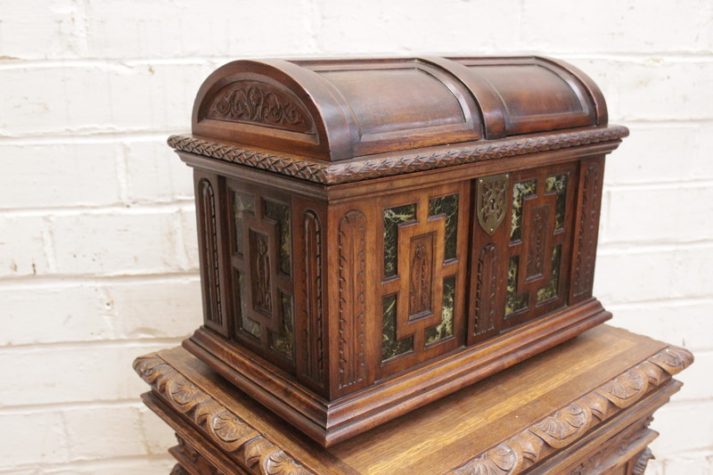 Exceptional renaissance table trunk in walnut and marble
