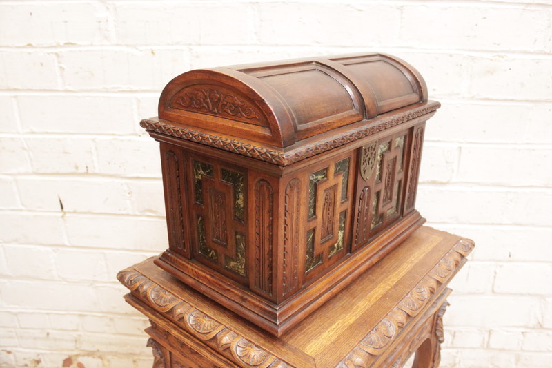 Exceptional renaissance table trunk in walnut and marble