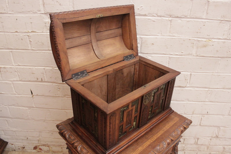 Exceptional renaissance table trunk in walnut and marble