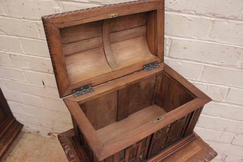 Exceptional renaissance table trunk in walnut and marble