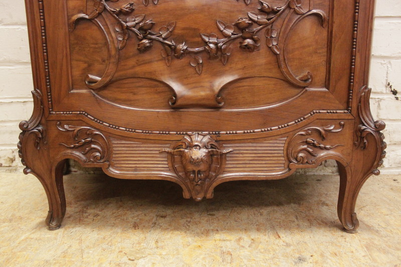 Exceptional walnut bombe display cabinet Louis XV/Art nouveau
