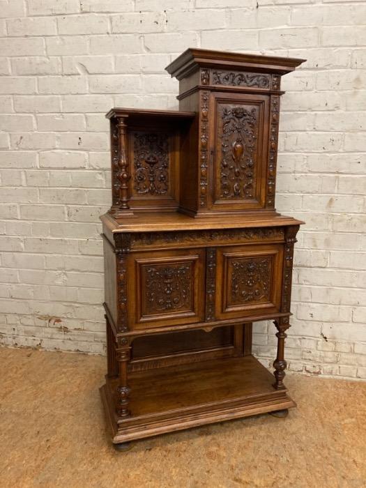 Little renaissance cabinet in walnut