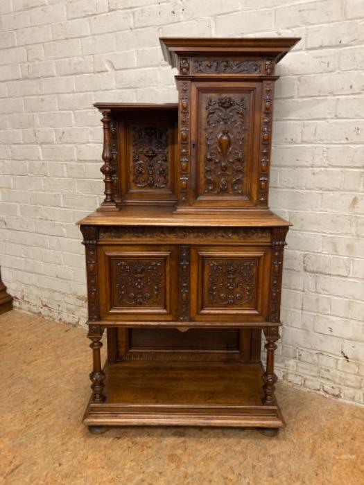 Little renaissance cabinet in walnut