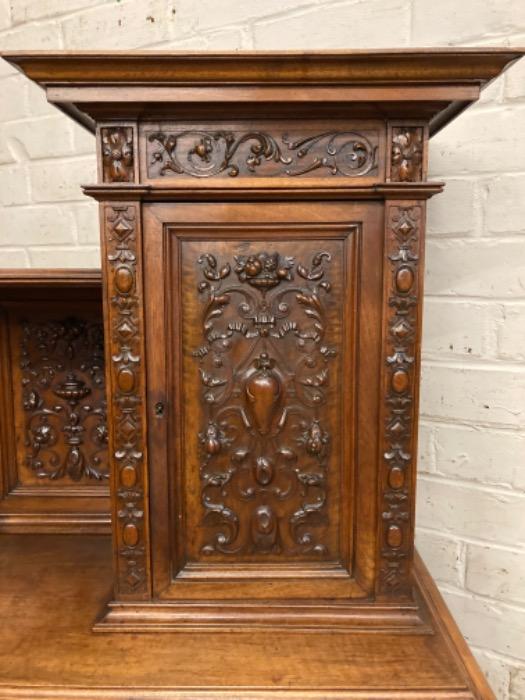 Little renaissance cabinet in walnut