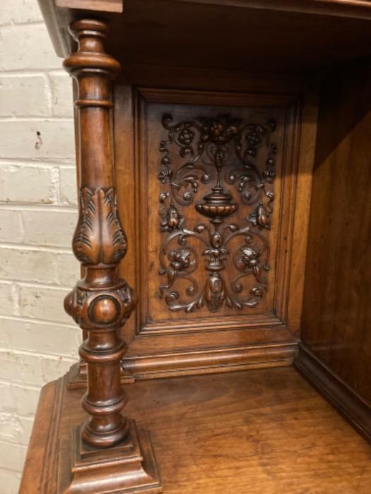 Little renaissance cabinet in walnut