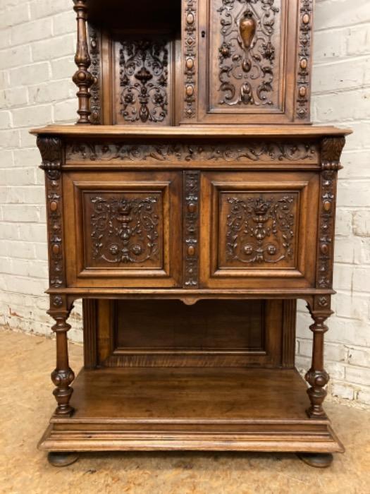 Little renaissance cabinet in walnut