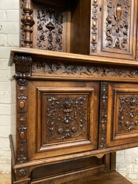 Little renaissance cabinet in walnut