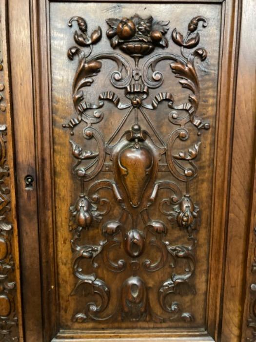 Little renaissance cabinet in walnut