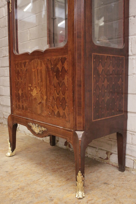 Louis XV Display cabinet with bronze