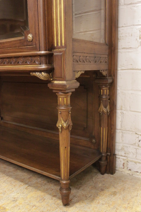 Louis XVI display cabinet in walnut with gilt accents