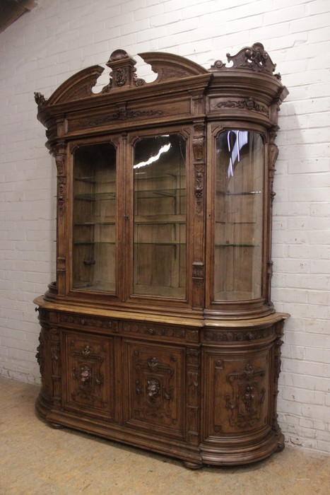 Monumental bombe renaissance bookcase in oak