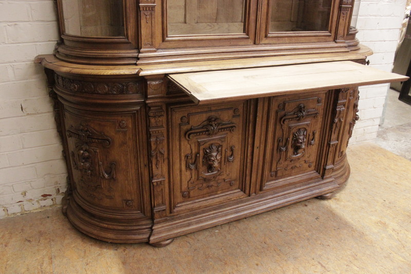 Monumental bombe renaissance bookcase in oak