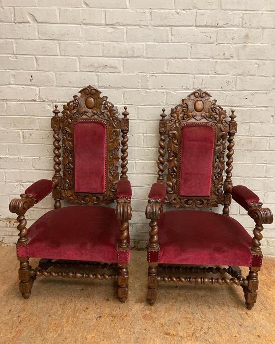 Pair oak hunt arm chairs in excellent condition