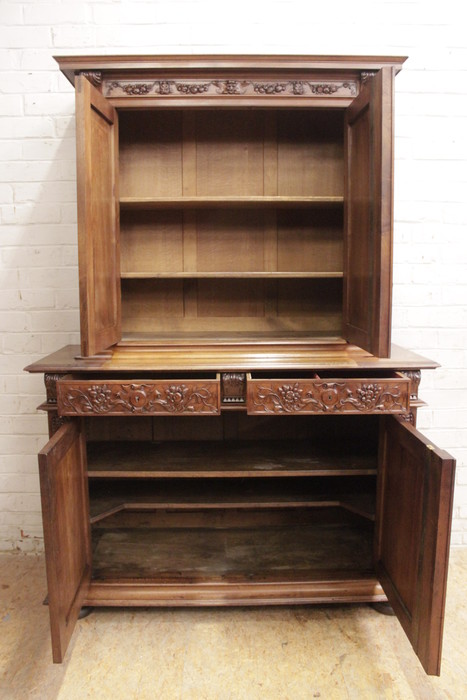 Quality Renaissance cabinet in walnut