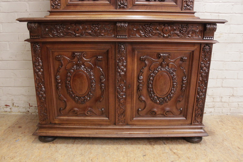 Quality Renaissance cabinet in walnut