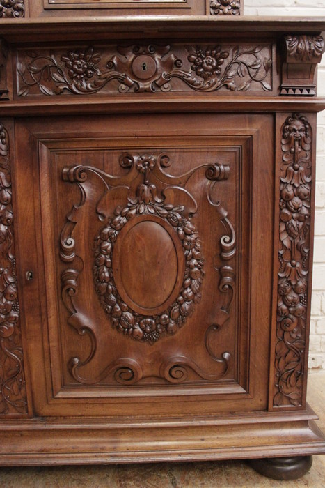 Quality Renaissance cabinet in walnut